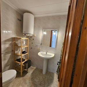 a bathroom with a sink and a toilet at Cosy Apartament Figueres in Figueres