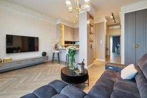 a living room with a couch and a table at Apartamenty Topollino in Częstochowa