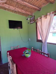 a room with a table with a red table cloth at Cabaña Terracota in Maimará