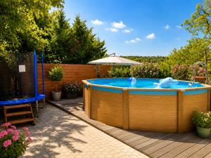 a hot tub with two dolphins in it in a yard at Gîte Chez Julie - Clima - Parking in Sarlat-la-Canéda
