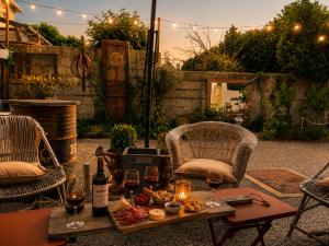 a table with wine glasses and a tray of food at Appartement 4 ou 2 Parking Wifi Terrasse cosy in Condé-sur-Sarthe