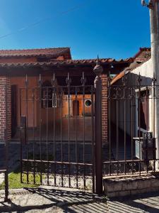 an iron gate in front of a house at Encanto da Serra 2 in Miguel Pereira +3 photos