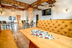 a living room with a table and some chairs at Cichowiański Folk & Prestige in Poronin