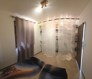 a room with a closet with a glass wall at Maison rénovée avec terasse et jardin privé, aéroport et Aix-en-Provence à 15 minutes in Velaux
