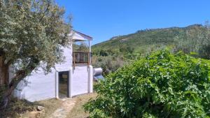 a white building with a balcony on top of it at Alegria rustica 2 in Mação