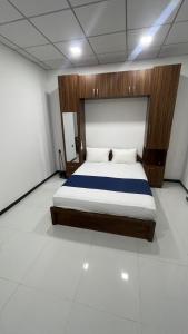 a bedroom with a large bed in a room at Grand Stay Hotel in Seeduwa