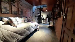 a bedroom with a large white bed in a room at Cabaña Las Lavandas in Samaipata