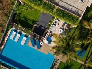 an overhead view of a swimming pool with a palm tree at Tombolo Bay in Dickwella
