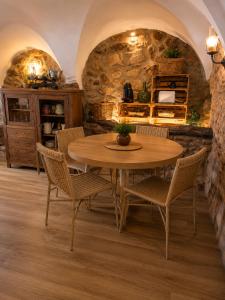 a dining room with a wooden table and chairs at Casa Rural Canchalejo in Montánchez