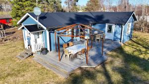 an overhead view of a tiny house with a deck at Smaland Trollsjö in Mönsterås +12 photos