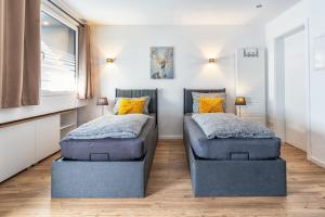 a bedroom with two beds and a couch at Ferienwohnung 1 Gasthaus Bußmann Vreden in Vreden