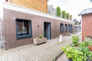 a brick building with a courtyard with potted plants at Ferienwohnung 1 Gasthaus Bußmann Vreden in Vreden