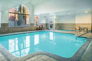 a large swimming pool with blue water at La Quinta by Wyndham Moscow Pullman in Moscow