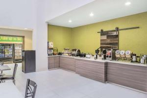 a fast food restaurant with a counter at La Quinta by Wyndham Moscow Pullman in Moscow