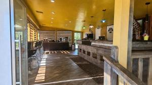 a bar in a restaurant with a counter at Mountain Star Inn Cedar City in Cedar City