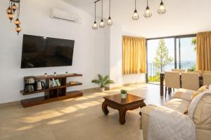 a living room with a television and a table at City Center R3 in Nerja