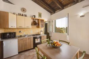 a kitchen with a table with a bowl of fruit on it at Tutti Frutti in Pompeiana