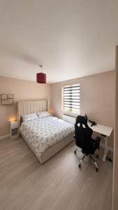 ein Schlafzimmer mit einem Bett und einem Schreibtisch in der Unterkunft Bright, Spacious Double Room in a Modern Flat in Edmonton + 13 Fotos