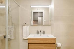a bathroom with a sink and a shower at Studio Europa 30 in San Sebastián de los Reyes +25 photos