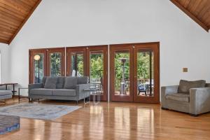 a living room with two couches and a table at Sunny Grove Retreat in Sebastopol