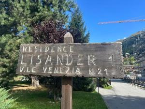 a sign that reads residence lisennaigun istg at Appartamento Lisander in Ponte di Legno