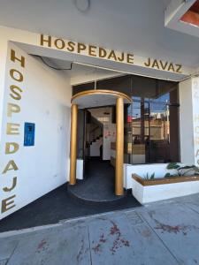 a building with a hospedale jayasy sign on it at Javaz Hospedaje in Tarapoto