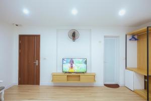 a living room with a flat screen tv on a table at Khách sạn Phúc Thành in Hanoi