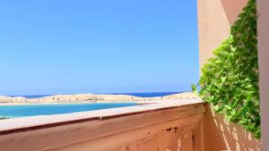 a window sill with a view of the ocean at Halla season matrouh in Marsa Matruh