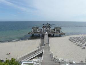 ein Haus am Pier am Strand in der Unterkunft Das Rügenhaus in Lancken-Granitz