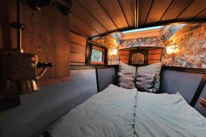 a room with a bed in a train room at Tiny Boat Berta in Ottenbüttel
