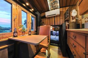 a table in the kitchen of a tiny house at Tiny Boat Berta in Ottenbüttel