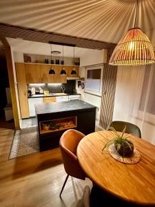 a living room with a table and a kitchen at Appartement de vacances - ski-in ski-out in Veysonnaz