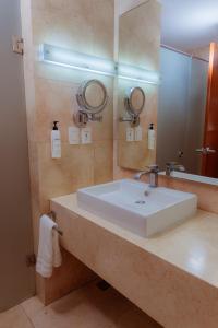Ένα μπάνιο στο Sheraton Leon