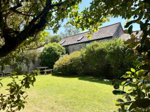a house with a yard with a grass field at Meadow Cottage in Fowey
