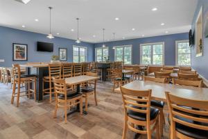 a dining room with tables and chairs at Best Western Acadia Park Inn in Bar Harbor