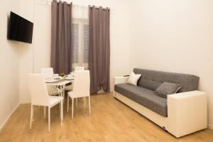 un soggiorno con un divano e un tavolo di Dante 58 a Palermo