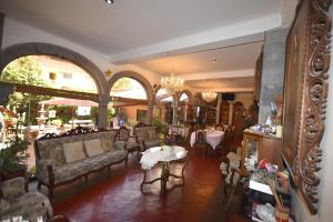 a large living room with couches and a table in it at Fuente de Agua in Cusco