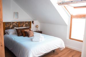a bedroom with a large white bed with pillows at Diana Boutique Apartamentos in Mérida