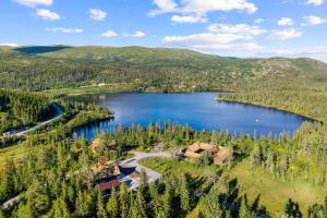 an aerial view of a lake in the mountains at Reno Hytta in Eggedal