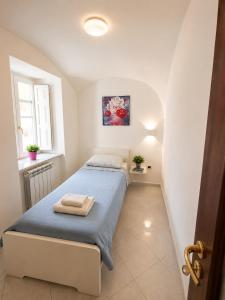 a small bedroom with a bed with a blue blanket at Apartment in Salerno Centro in Salerno