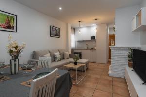a living room with a couch and a table at Casa del sol Armilla in Armilla