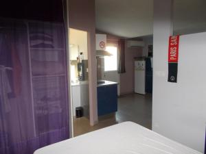 a room with a kitchen and a room with a kitchen at studio in Saint-André-de-Sangonis