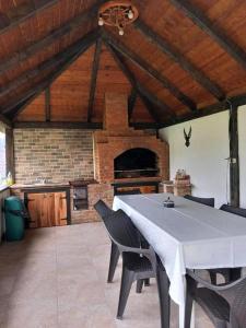 a dining room with a table and a fireplace at Domeniul Barabuc Colibita in Colibiţa