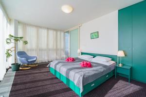 a bedroom with a bed with pink flowers on it at Spa Sanatorium Dr Peták in Františkovy Lázně +49 photos