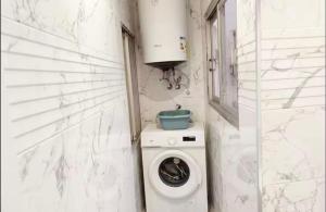 a small bathroom with a washing machine in a wall at Casa reformada centro de Lliria in Lliria