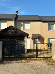 a fence in front of a house at maison bozouls in Bozouls