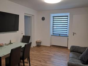 a living room with a table and a couch at Self Check-in Apartment DLT - Free Parking in Sankt Marein im Mürztal