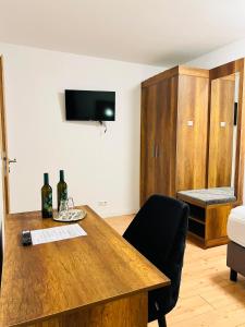 a room with a wooden table with two bottles of wine at Haus Wandertal in Zella-Mehlis