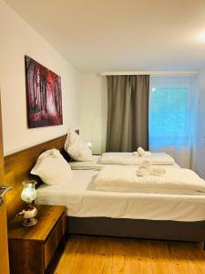 two beds in a room with a window at Haus Wandertal in Zella-Mehlis