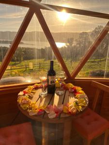 a table with two glasses and a bottle of wine at GLAMCAPTOUR in Guatavita +12 photos